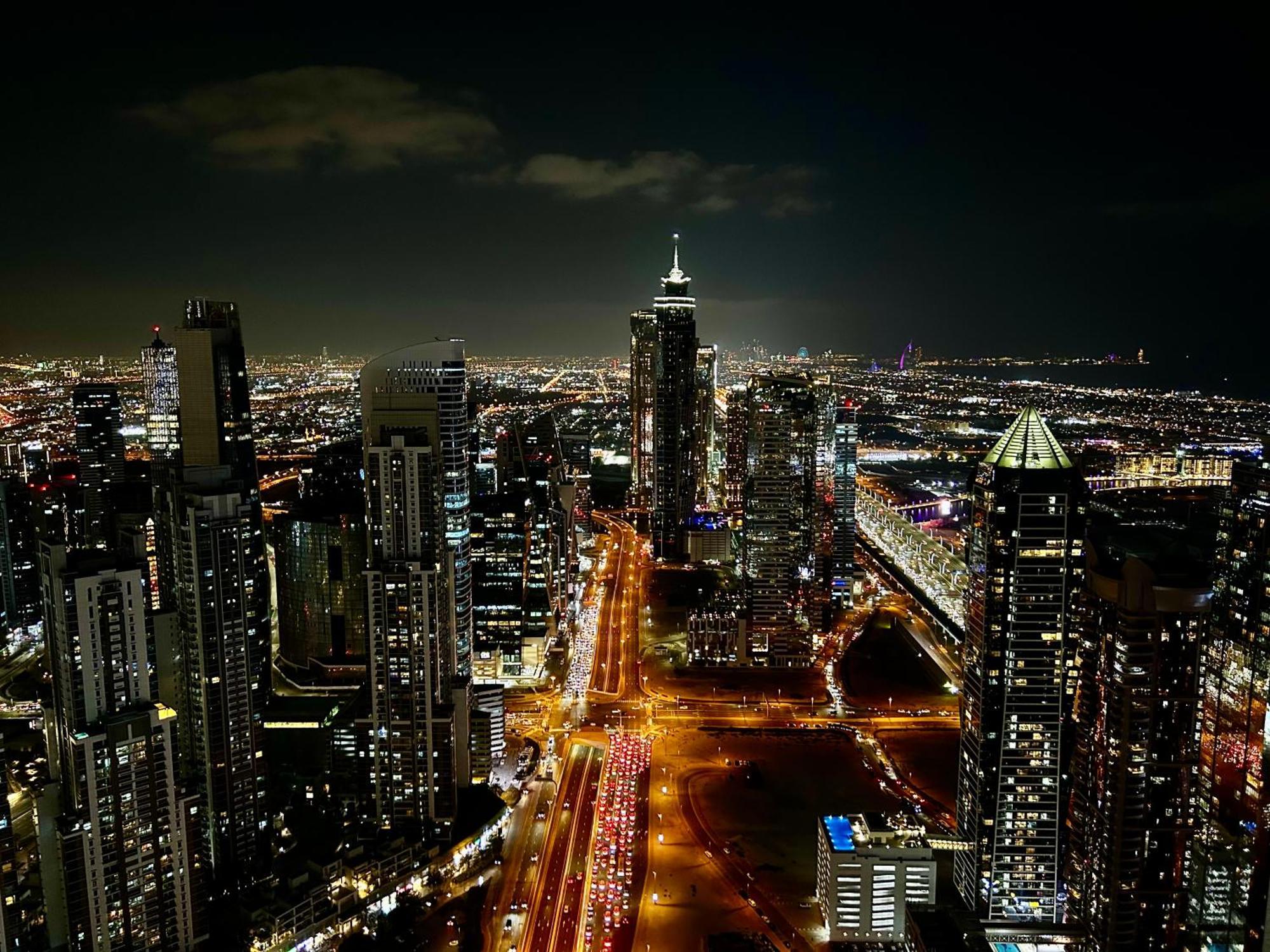 Luxury With Burj Khalifa Views & Infinity Pool Апартаменти Дубай