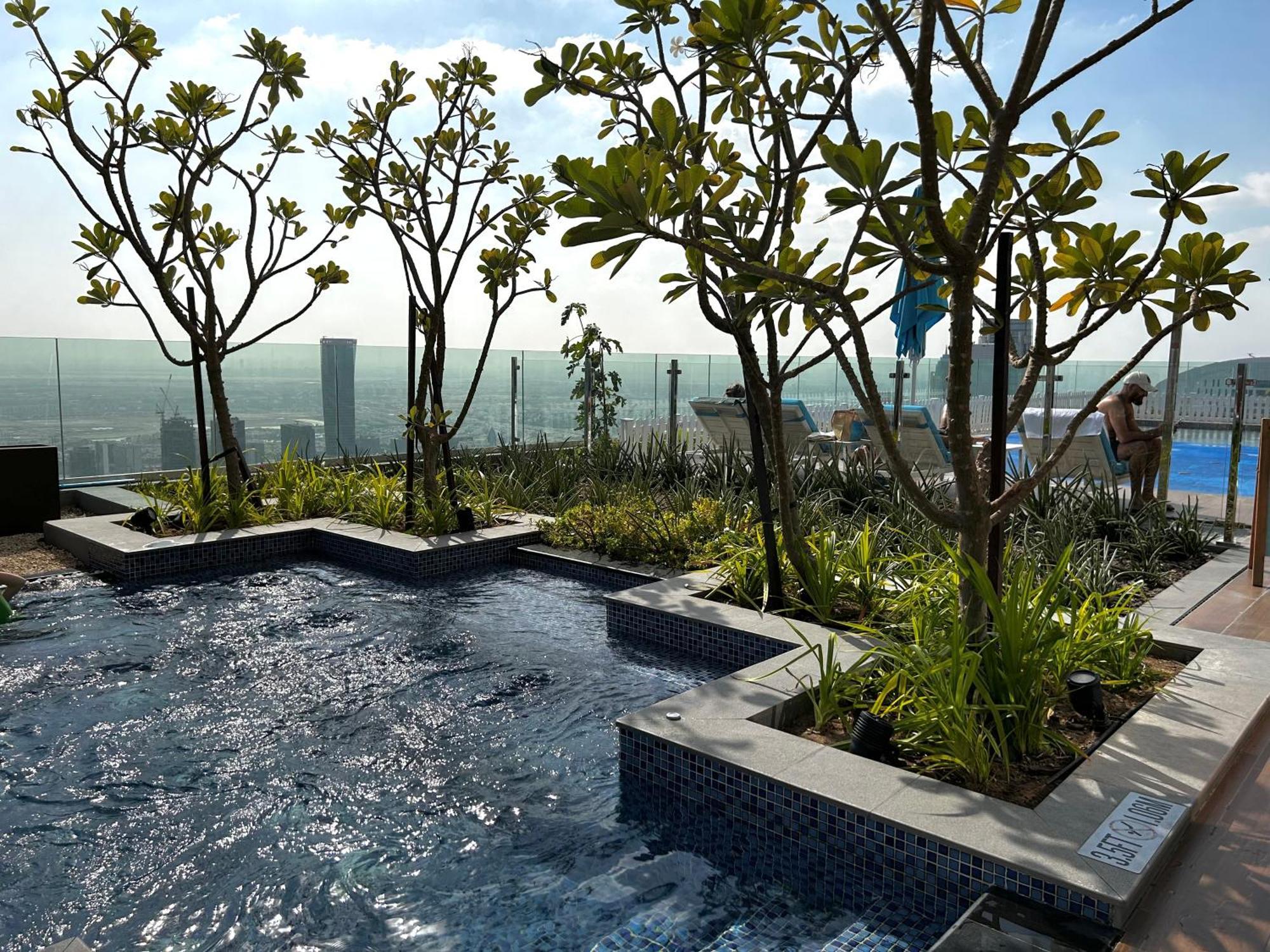 Luxury With Burj Khalifa Views & Infinity Pool Апартаменти Дубай